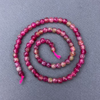 Korálky z polychromního turmalínu, brusované kostky navlečené na niti, průměr 5×5 mm, délka cca 38 cm