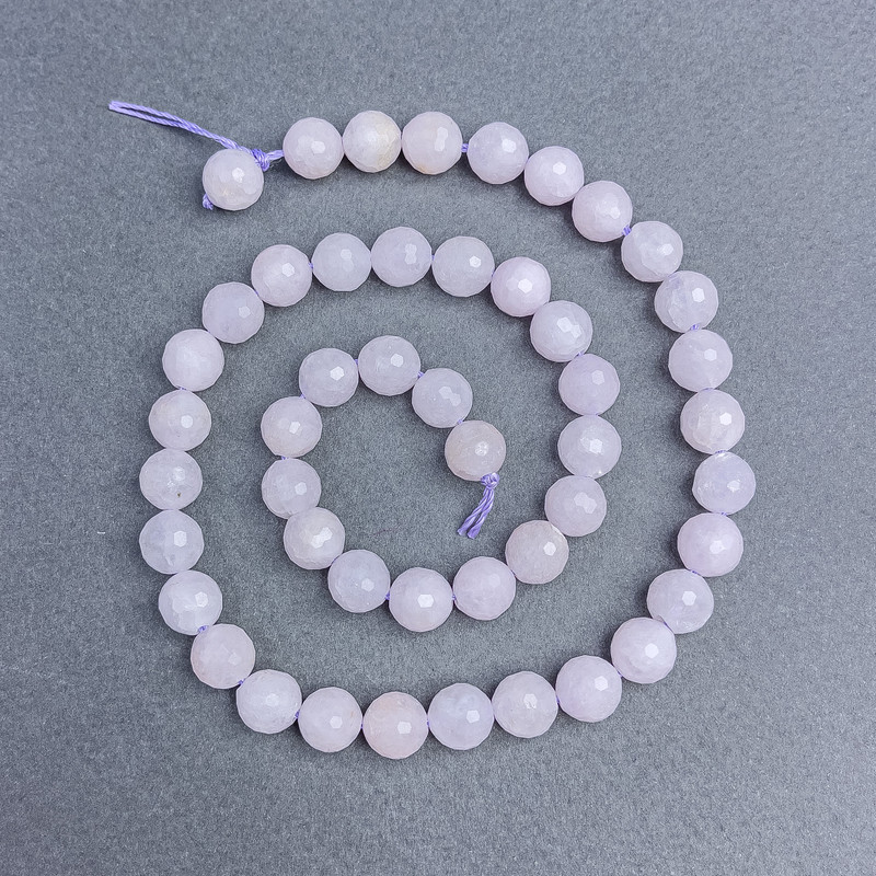 Korálky z bílého křemene, brusované kuličky, průměr 8 mm ±, na niti, délka 38 cm+