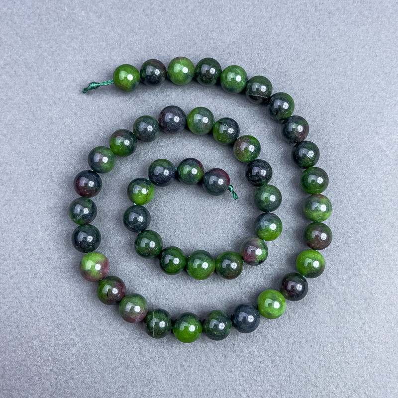 Korálky zoizitu, hladké kuličky, průměr 8 mm ±, navlečené na niti, délka 38 cm ±