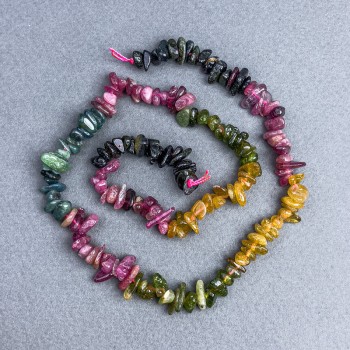 Korálky z turmalínu, přírodní kámen, drť, průměr 7×3 mm ±, navlečené na niti, délka 41 cm+