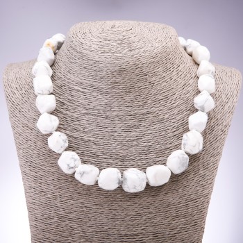 Намисто з натурального каменю Кахолонг багатокутник галтування, діаметр 13х15мм+-, довжина 50см