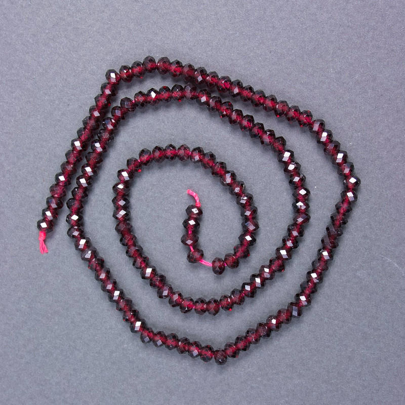Granátové rondelové korálky, přírodní kámen, broušené, průměr 4×3 mm, navlečené na šňůrce, délka cca 39 cm