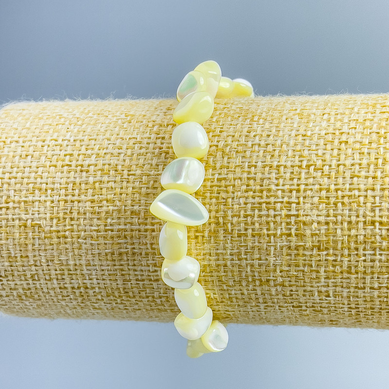 Náramek z perleti světle žluté barvy, facetované korálky, průměr 8×6 mm, délka 18 cm (elastický)