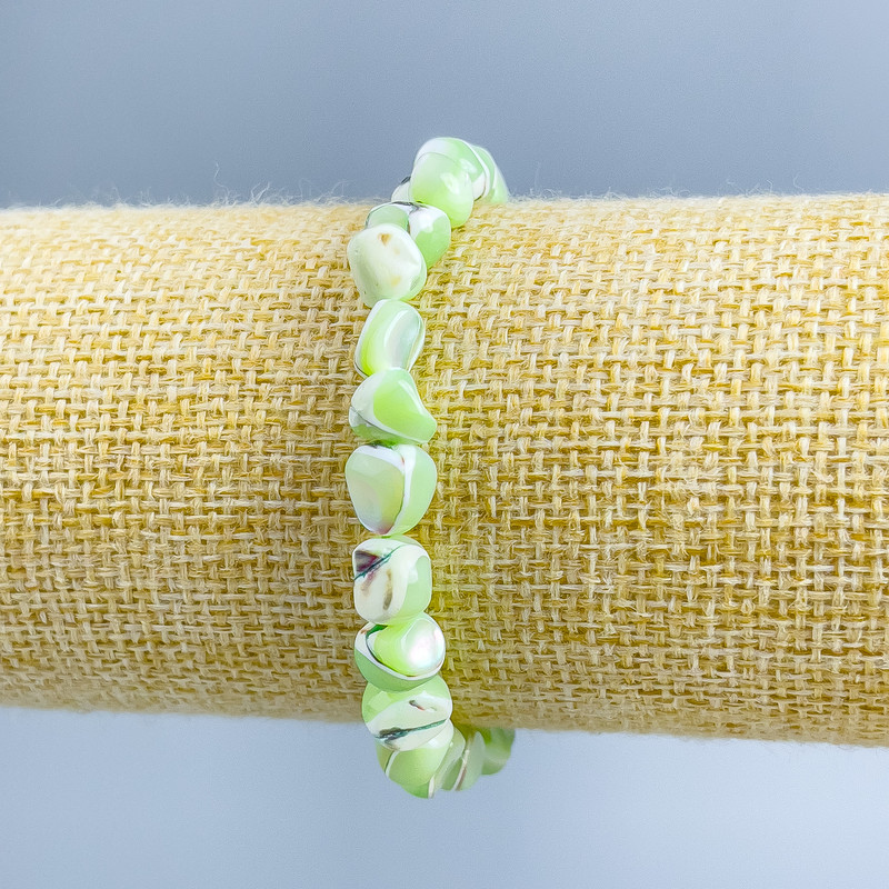 Náramek z perleti, světle zelený, facetované korálky, průměr 8×6 mm (+/-), délka 18 cm (na gumičce)