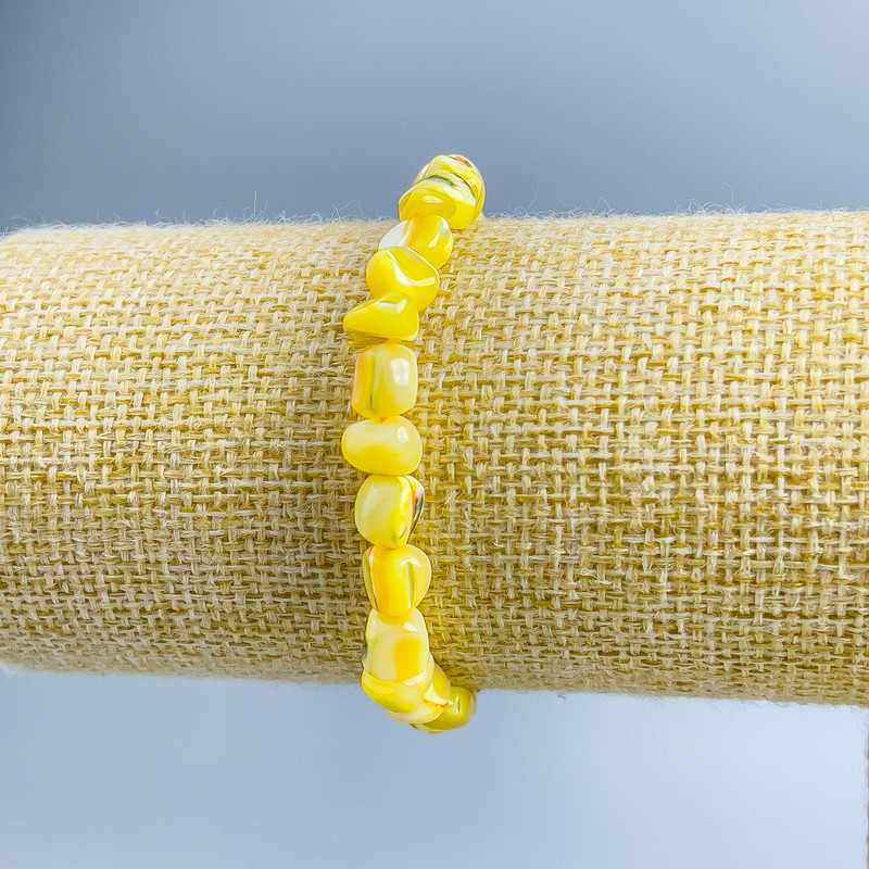 Náramek z žluté perleti, facetované korálky, průměr 8×6 mm ±, délka 18 cm (elastický)