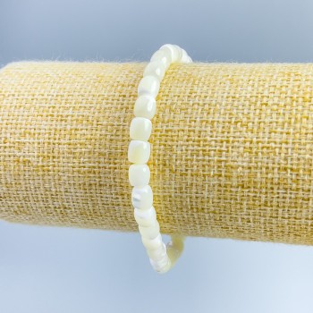 Náramek z perleti barilové korálky, průměr 6×6 mm, délka 18 cm (elastický)