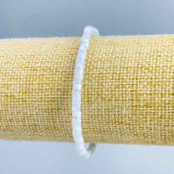 Náramek z tónované perleti světle modré barvy, diskové korálky o průměru 4×2 mm, délka 18 cm (elastický)