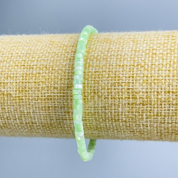 Náramek z perleti, tónovaný světle zelený, diskové korálky 4×2 mm, délka 18 cm (elastická šňůra)