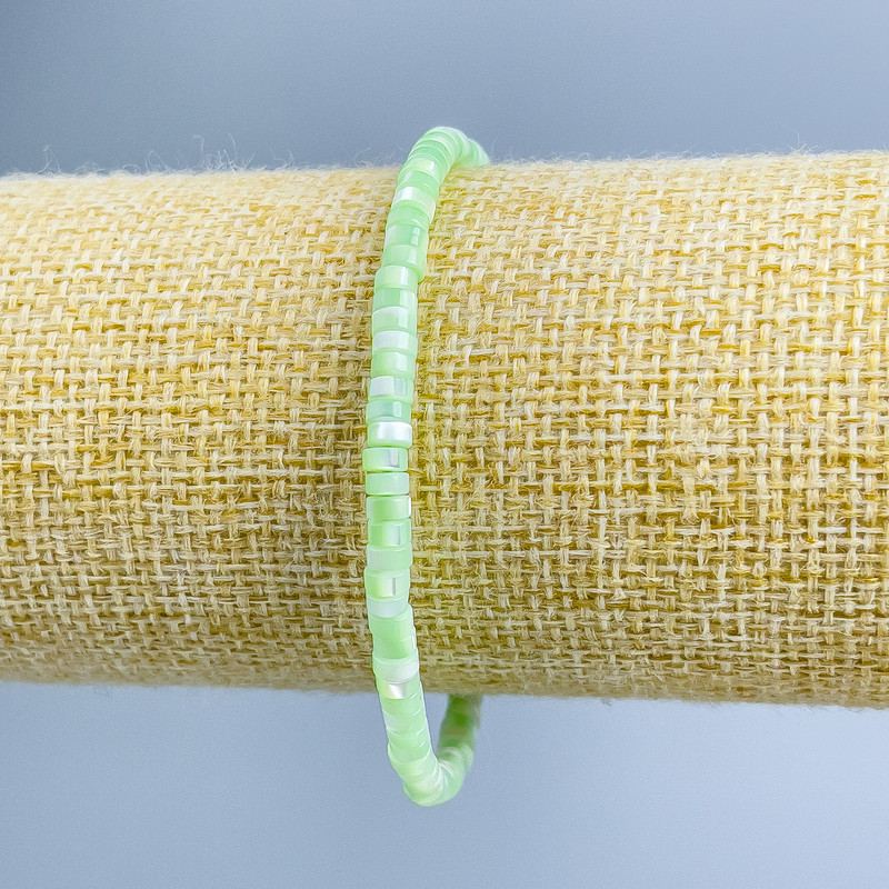 Náramek z perleti, tónovaný světle zelený, diskové korálky 4×2 mm, délka 18 cm (elastická šňůra)