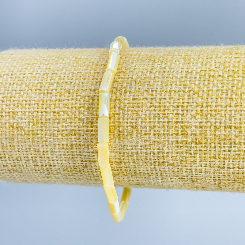 Náramek z tonované žluté perleti, diskové korálky 4×2 mm, délka 18 cm (elastický)