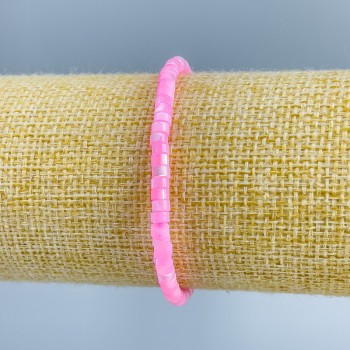 Náramek z tonované růžové perleti, diskové korálky, průměr 4×2 mm, délka 18 cm (elastický)