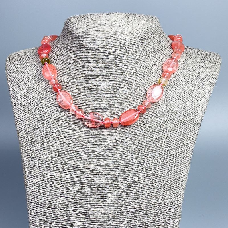 Náhrdelník z chalcedonu, přírodní kámen, oválné kameny o rozměrech 18×12 mm ±, rondely 8×5 mm ±, délka 46 cm ±