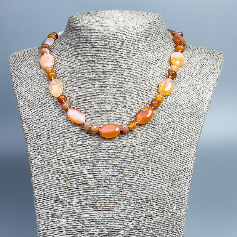 Náhrdelník karneol z přírodního kamene, oválný tvar, průměr 18×12 mm, rondele 8×5 mm, délka 46 cm