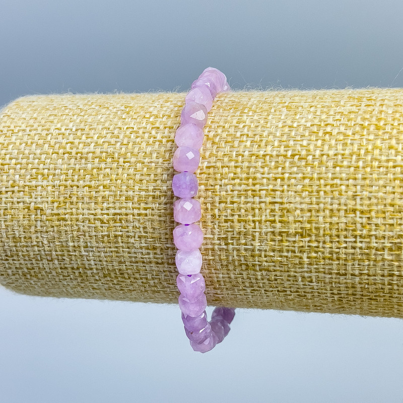 Náramek z přírodního kunzitu, broušené kubické korálky, průměr 5,5 mm, délka 18 cm (elastický)