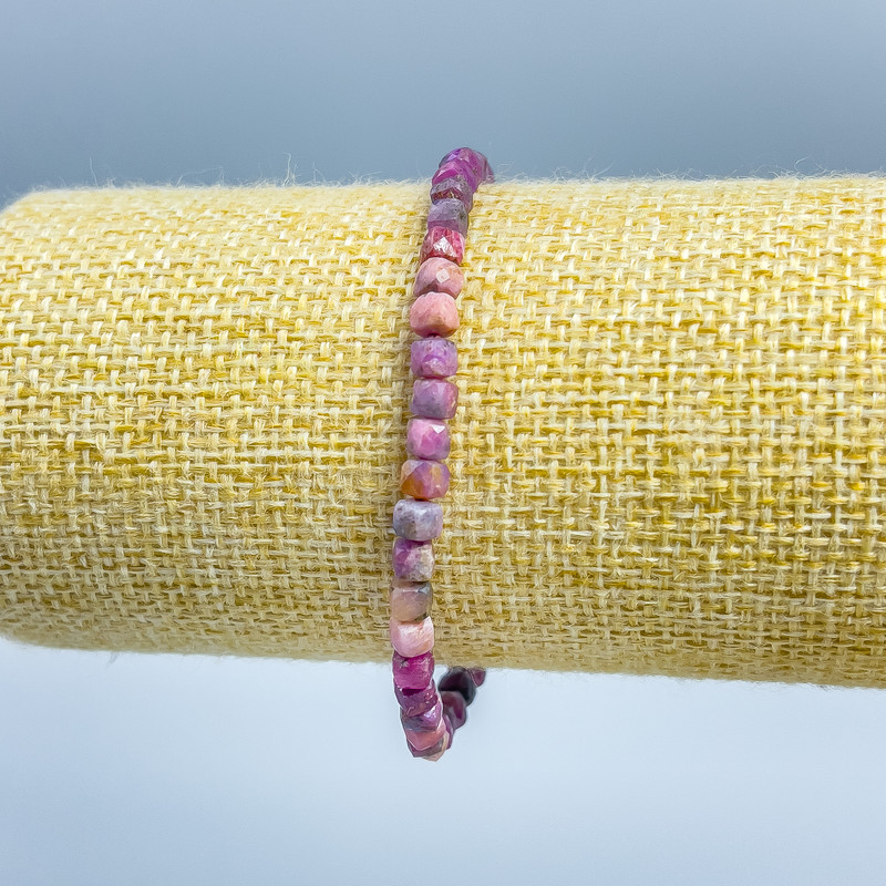 Náramek z přírodního rubínu, brusované kubíky, průměr 4×4 mm, délka 18 cm (elastický)