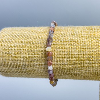 Браслет Агат Ботсван натуральний камінь гранований кубик, діаметр 4х4мм+-, довжина 18см (стрейч)