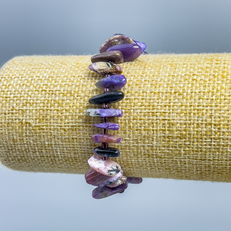 Náramek z charoititu, drobné kamenné drťky „Jehla“, průměr 25×3–12×2 mm ±, s korálkami o průměru 2 mm, délka 18 cm (elastický)