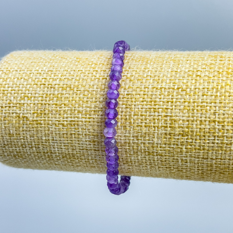 Náramek z ametystu, přírodní kámen, brusované rondelky, průměr cca 5×3 mm ±, délka 18 cm (elastický)