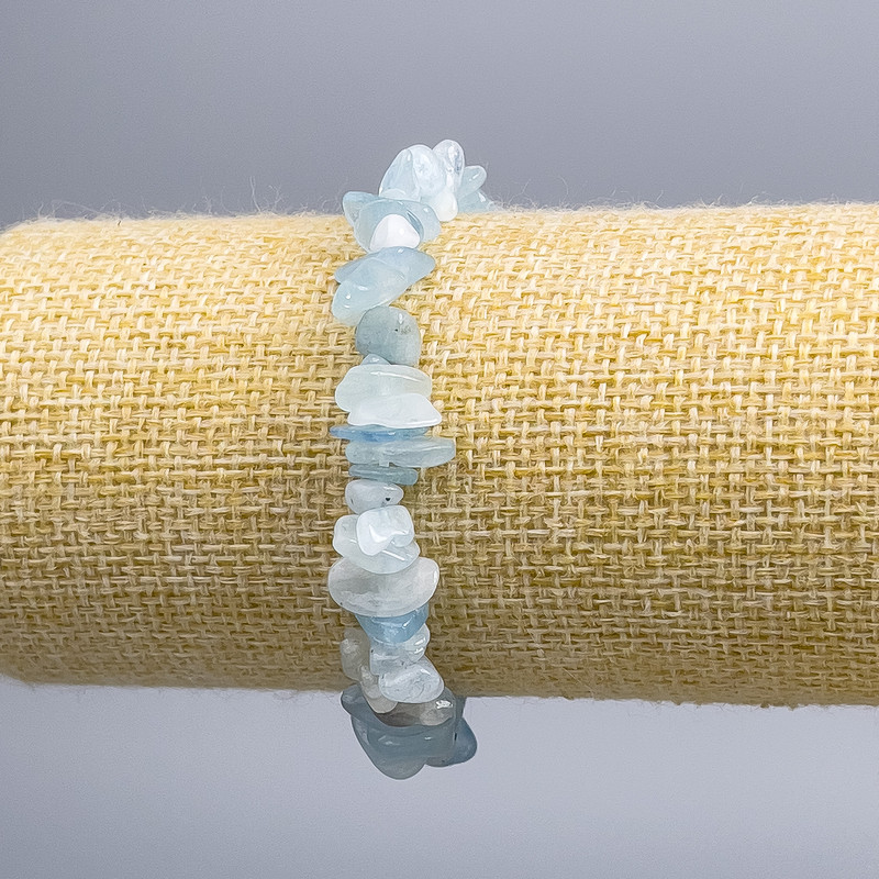 Náramek z drobných akvamarínových korálků, průměr cca 7×3 mm, délka 18 cm (na elastické šňůrce)