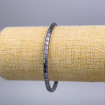 Náramek z hematitu Zigzag, průměr 4×4 mm ±, délka 18 cm (na pružné šňůře)