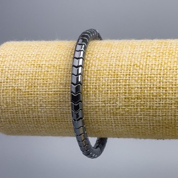 Náramek z hematitu ve tvaru zigzagu, průměr 5–6 mm, délka 18 cm (na elastické gumičce)