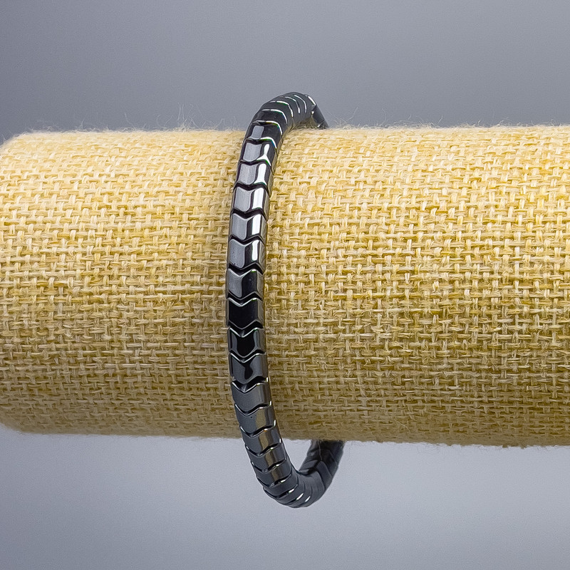 Náramek z hematitu ve tvaru zigzagu, průměr 5–6 mm, délka 18 cm (na elastické gumičce)