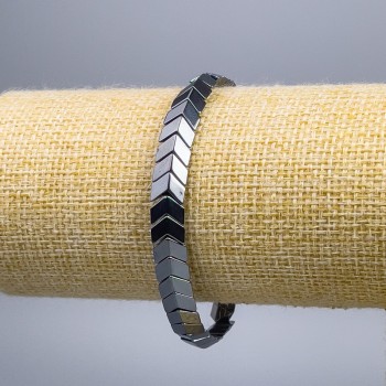 Náramek z hematitu se šipkou, rozměry 8×7×4 mm, délka 18 cm (elastický)