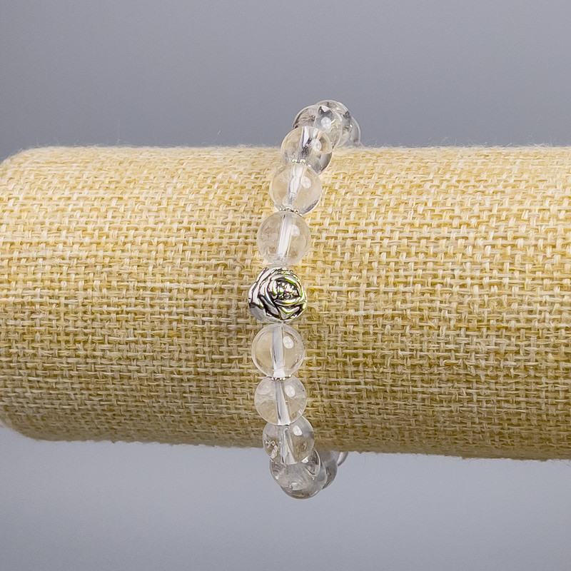 Náramek z horského křišťálu se vsadkou 'Růže', hladká kulička, průměr cca 8 mm, délka 18 cm, strečový