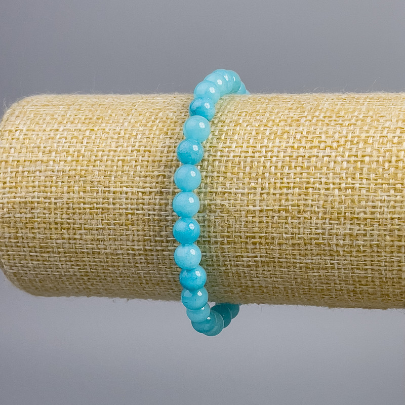 Náramek z akvamarínu, světle modré hladké kuličky, průměr cca 6 mm, délka 18 cm, elastický