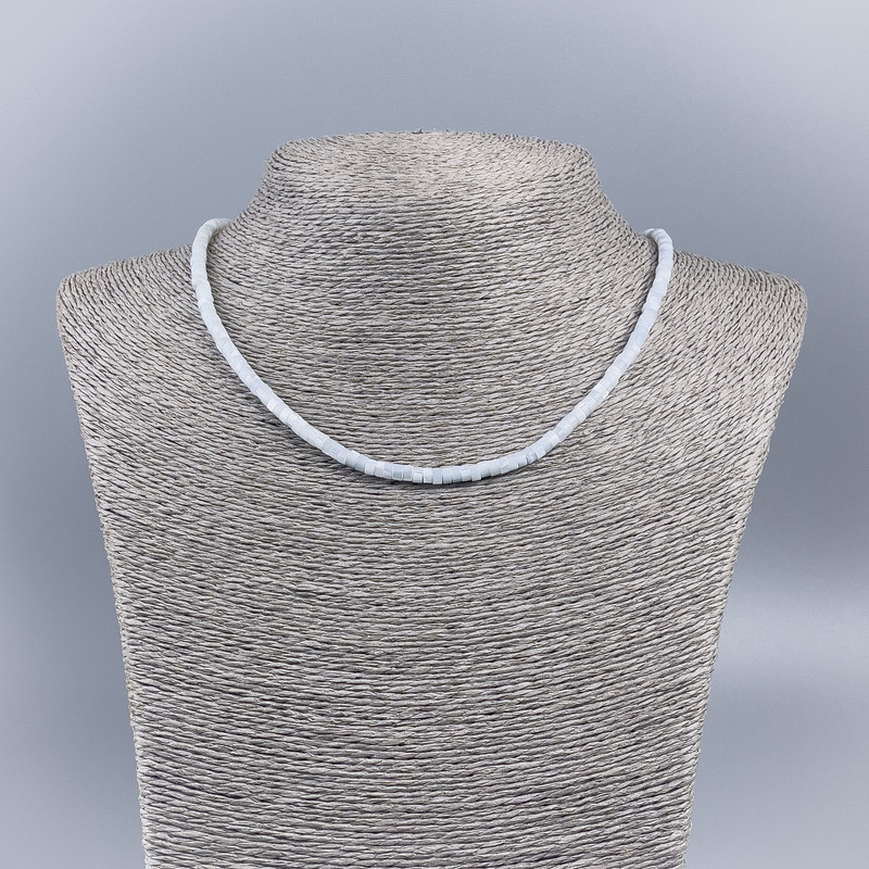 Náhrdelník čoker z přírodní perleti (tonovaný) studeně bílý hladký rondel, průměr 4×2 mm, délka 48 cm