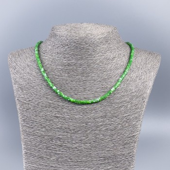 Choker z přírodní perleti (tonovaný) zelený hladký rondel, průměr 4×2 mm, délka 48 cm