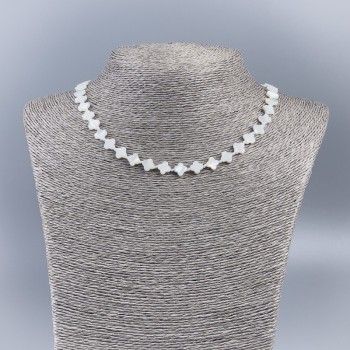 Náhrdelník z přírodního bílého perleti ve tvaru trojlístku, průměr 8×7×2 mm ±, délka 50 cm
