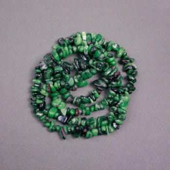 Korálky zoizitu navlečené na šňůrce, drobné zrníčka, průměr 7×6×3 mm ±, délka 80 cm ±