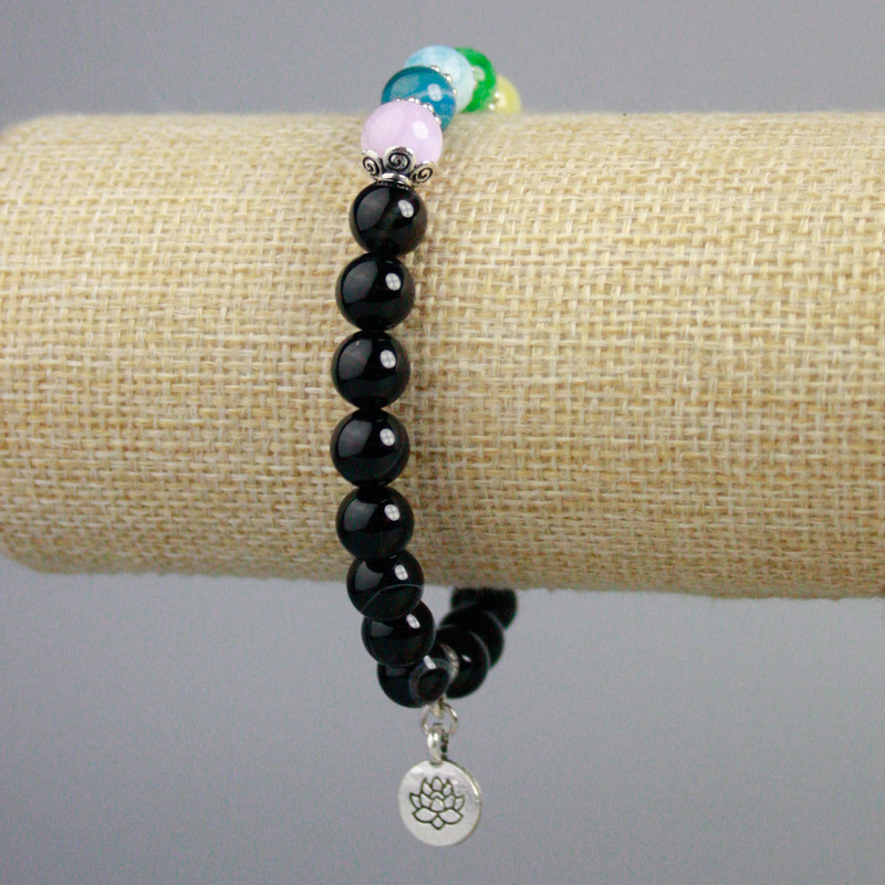 Náramek z černého achátu, barevná směs hladkých korálků, průměr 8 mm ±, se stříbrnými vložkami, délka 18 cm ± (elastický)