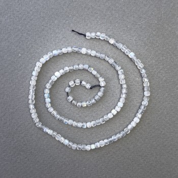 Korálky na niti z labradoritu – kubické, přírodní kámen, rozměr 2,5×2,5 mm, délka 40 cm