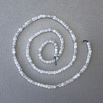 Korálky z labradoritu na niti, tvar kostky, průměr 3×3 mm, délka 40 cm