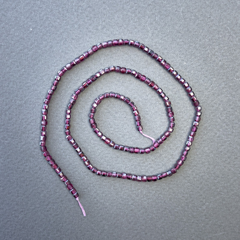Korálky na niti z turmalínu, kubické, průměr 2,5×2,5 mm, délka 39 cm+