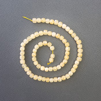 Korálky z citrínu, přírodní kámen, broušené čtvercové, průměr 5×5 mm, délka cca 39 cm na niti