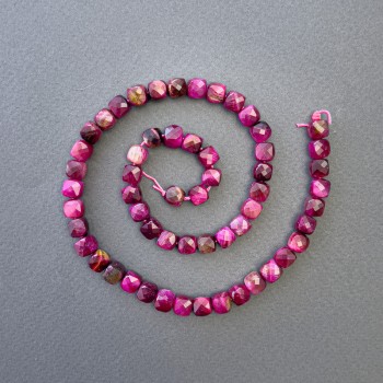 Korálky malinového tygřího oka tonované, přírodní kámen, brusovaný čtverec, rozměr 7×7 mm +-, délka 39 cm na niti