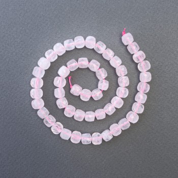 Korálky z růžového křemene, přírodní kámen, broušené kostky, průměr 7 mm ±, délka 39 cm ±, na niti