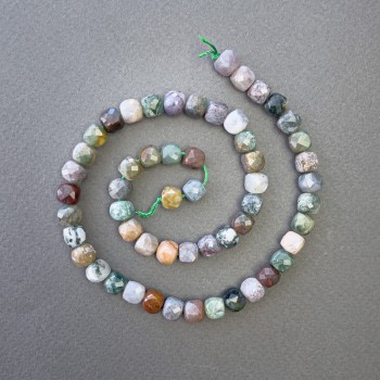 Korálky ze zeleného jaspisu, broušené kubické, průměr 7×7 mm, délka 39 cm, na niti