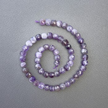 Korálky na niti z ametystu přírodního kamene, facetované kubíky, průměr 7×7 mm ±, délka 39 cm ±