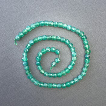 Náhrdelní korálky z chrysoprasu na niti, kubické brusované, přírodní kámen, průměr 5×5 mm ±, délka 39 cm ±