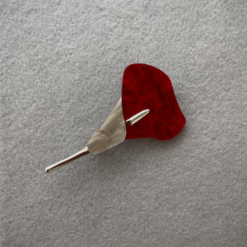 Brož Květ Kali červená a šedá perleť, stříbrný kov 76×44 mm+