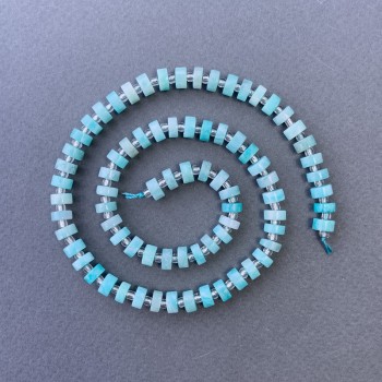 Korálky amazonitu, diskového tvaru na niti, průměr cca 6×3 mm, délka cca 40 cm, s rokajlem o velikosti 3×2 mm