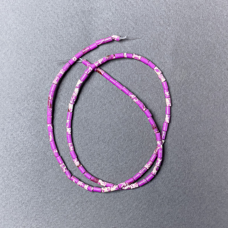 Korálky z variscitu fialového odstínu (lisované), průměr 2×4 mm, délka cca 38 cm, na niti