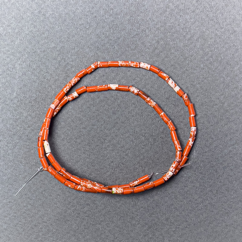 Korálky z variscitu oranžové (fasetované), průměr 2×4 mm, délka 38 cm ±, na niti