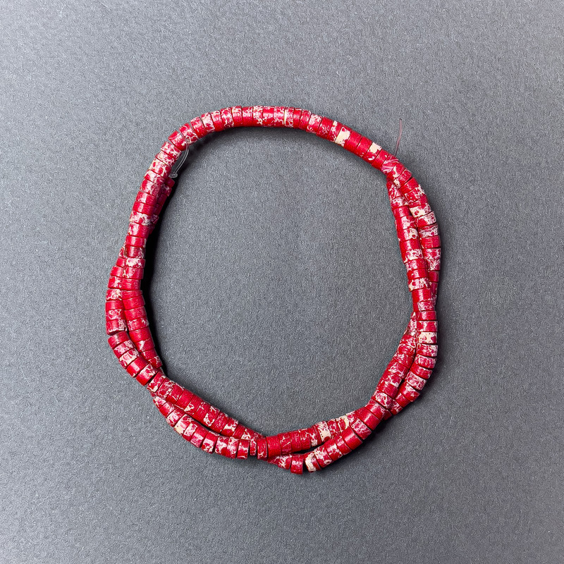 Korálky variscitu červené (lisované) rondel, průměr 4,5×2,5 mm, délka 38 cm na niti