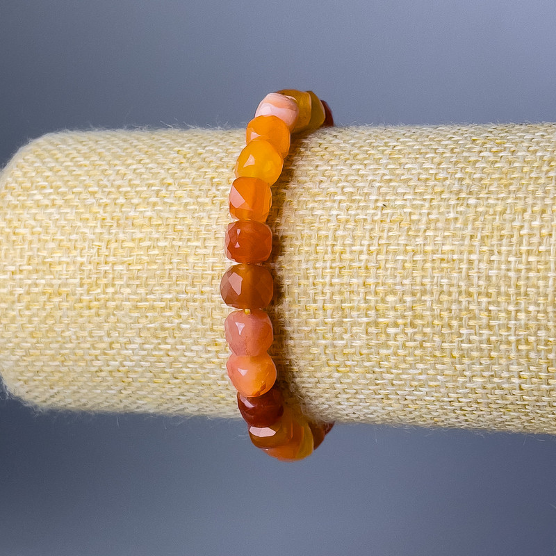 Náramek z karneolu, přírodního kamene, broušené kubické korálky o průměru 7 mm, délka 18 cm (elastický)