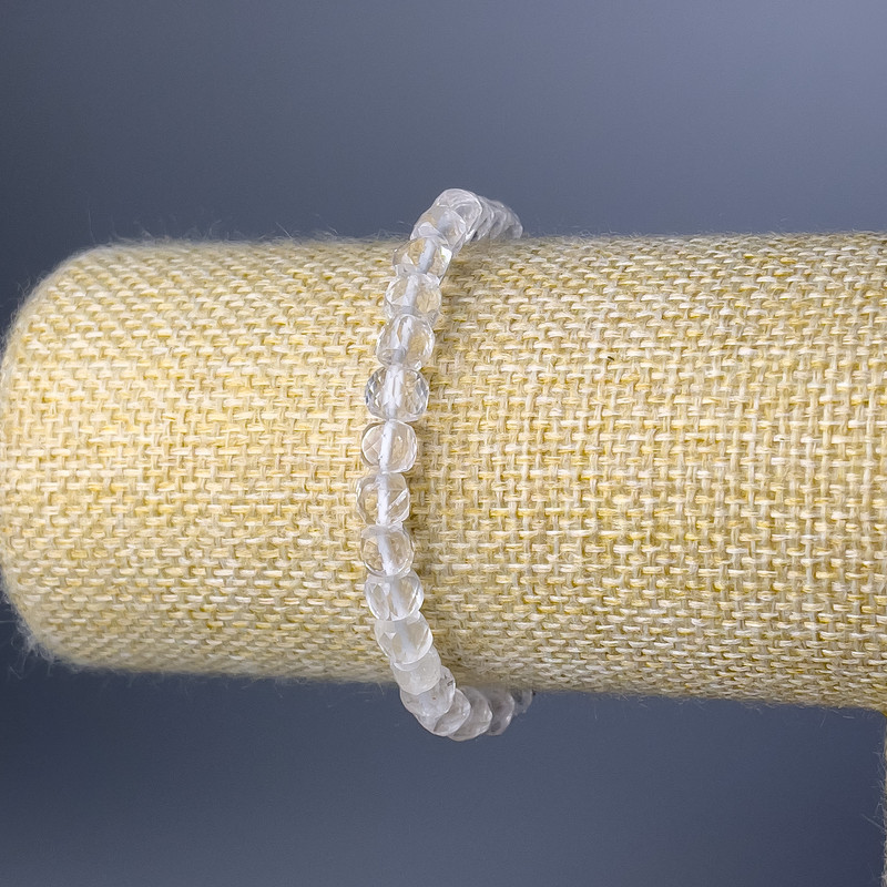 Náramek z horského křišťálu, broušené kostky, průměr 5,5 mm ±, délka 18 cm (elastické)